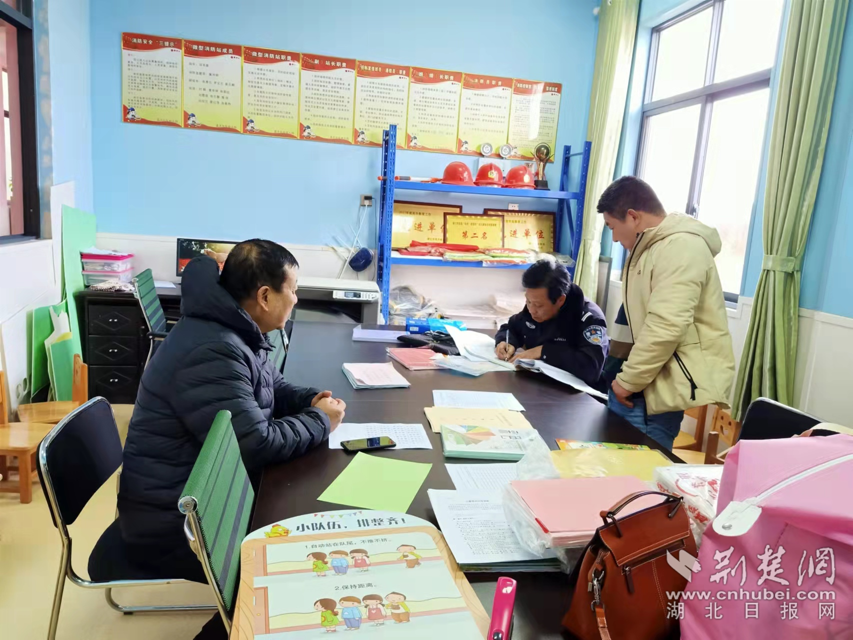 民警深入校園與教職員工座談，深入排查化解各類矛盾糾紛。.png.png