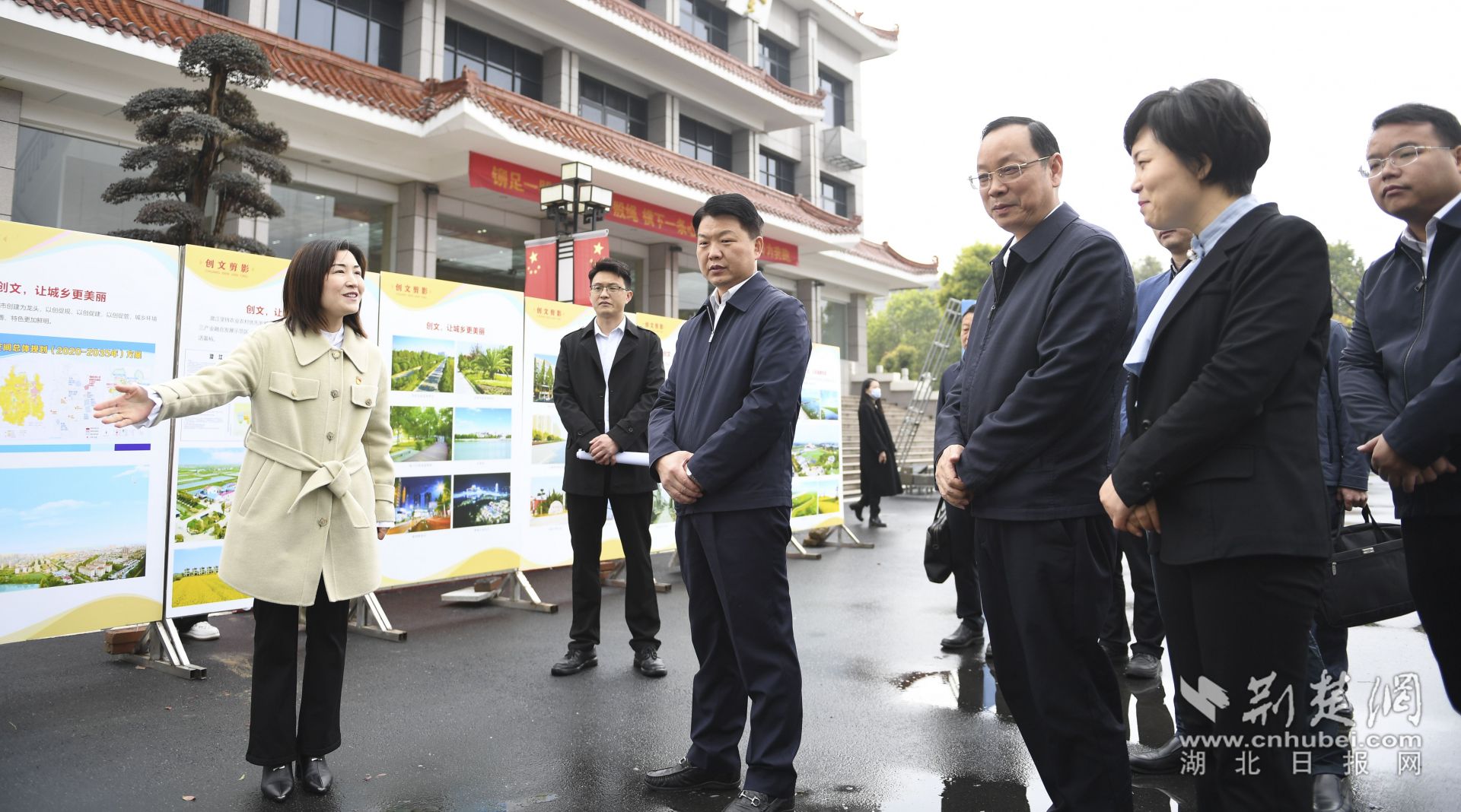 與會(huì)人員參觀潛江市全國(guó)文明城市創(chuàng)建工作成效展示。.jpg.jpg
