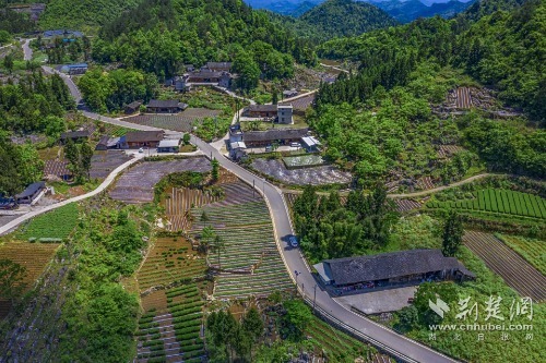 宣恩縣椒園集鎮(zhèn)至鑼圈巖段公路，全長8公里，途經(jīng)椒園村、涼風村、鑼圈巖村，該公路建成既有效帶動沿線煙葉等產(chǎn)業(yè)發(fā)展，又是曜天眼景區(qū)的