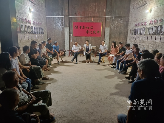 崇陽縣金塘鎮(zhèn)黨員干部在金塘村盧家大屋村灣開展灣子夜話,和群眾共商環(huán)境治理等事宜。.jpg