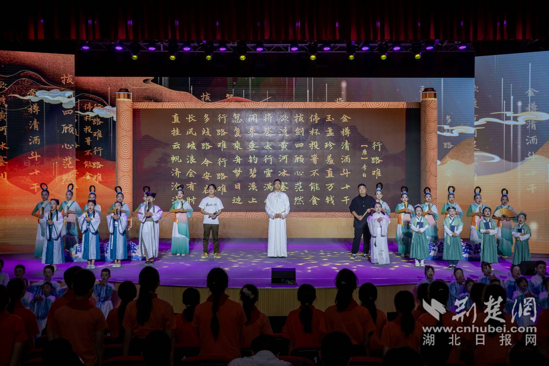 活動最后凌振赫、沈嘉柯、余維剛與學(xué)生們一齊誦讀行路難_副本.jpg.jpg