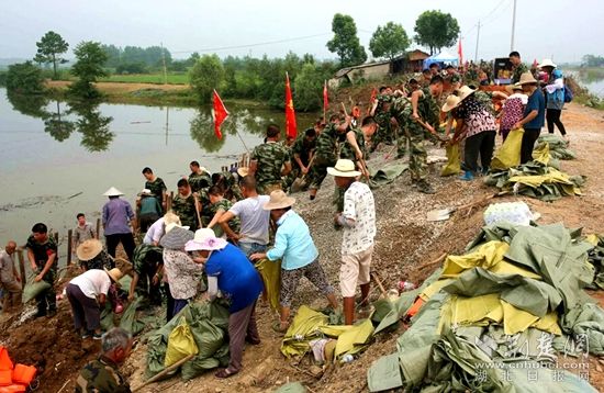 7月13日河頭村截流港管涌。軍民聯手保家園_副本.jpg.jpg