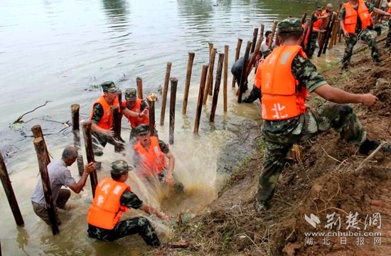7月13日，武警官兵在高橋河執(zhí)行封堵管涌的任務_副本.jpg.jpg
