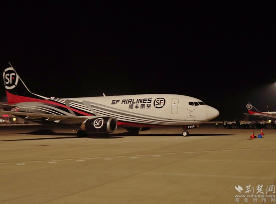 順豐B737-300駛向停機位。金康 攝.jpg