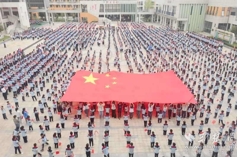 黃岡思源實驗學(xué)?！段遗c國旗同框》快閃活動。.jpg.jpg