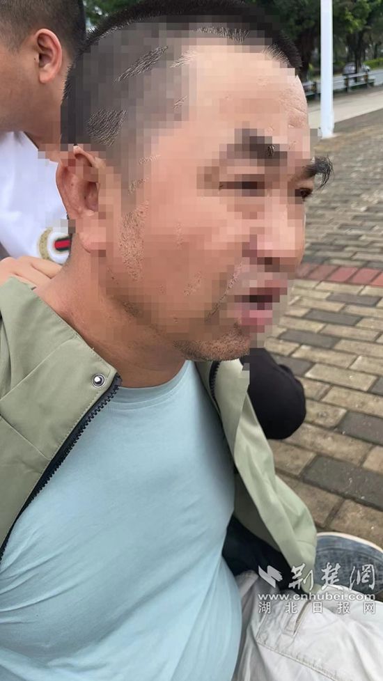 郭某正在海堤邊抽煙，民警將其控制.jpg.jpg