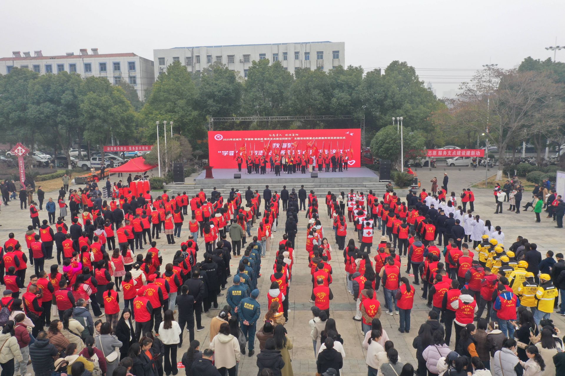活動(dòng)現(xiàn)場，還舉行了新就業(yè)志愿服務(wù)隊(duì)授旗儀式  孫縉攝.jpg.jpg