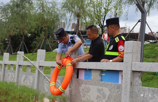 雙鶴派出所民輔警在轄區(qū)重點水域排查隱患，裝配救生工具.jpg