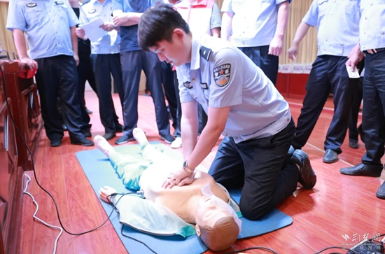 7月17日，嘉魚縣公安局治安大隊會同縣紅十字會組織開展一線民輔警防溺水急救技能專項培訓(xùn).jpg